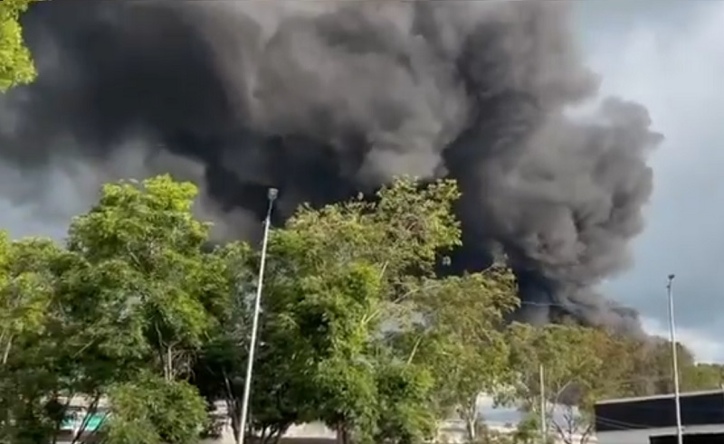 VIDEO Fuerte incendio consume bodega en Santa Clara Ocoyucan