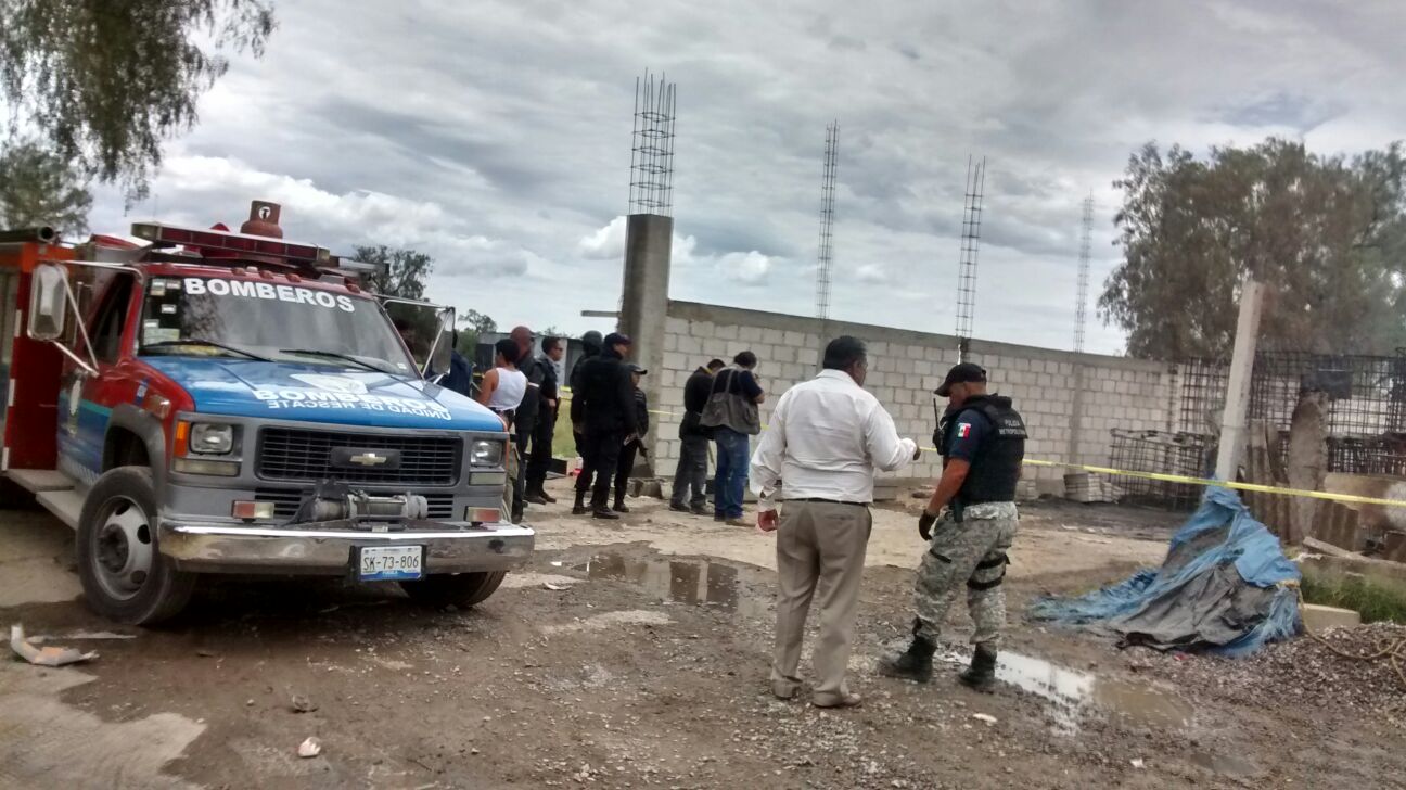 Fuego consume bodega de combustible ilegal en Tecamachalco