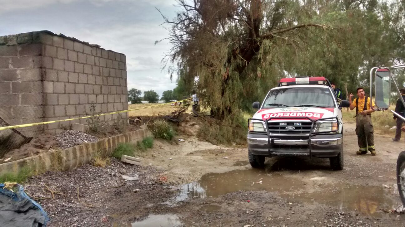 Fuego consume bodega de combustible ilegal en Tecamachalco