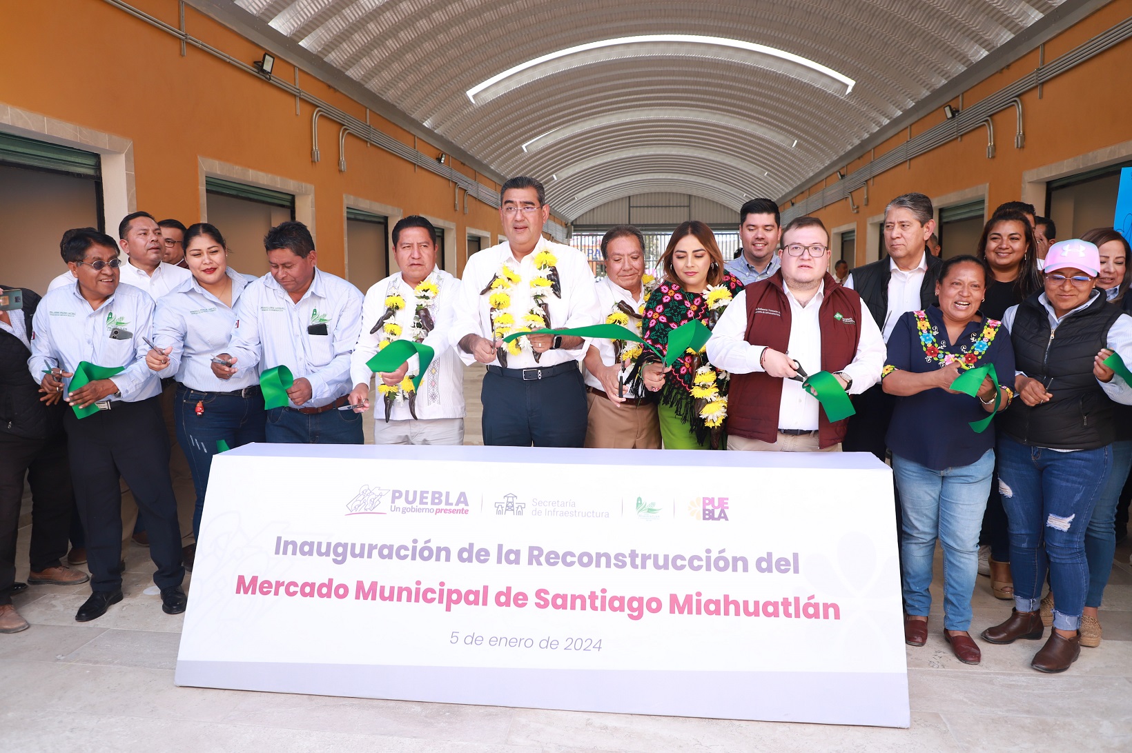 Inaugura Sergio Salomón rehabilitación de mercado de Santiago Miahuatlán