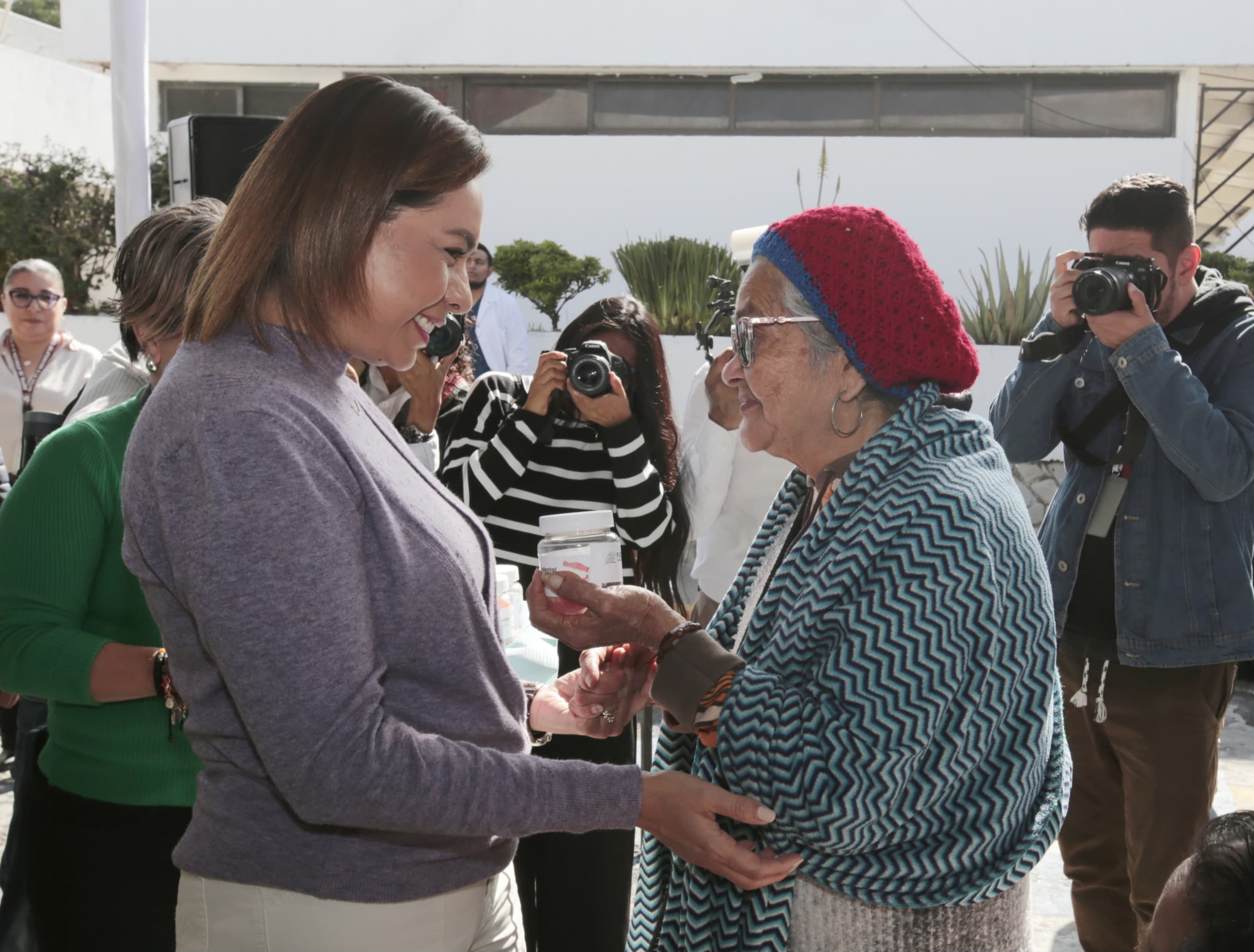 Beneficia SEDIF a 10 personas adultas mayores con prótesis dentales