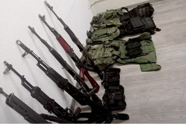 En Texmelucan aseguran armas de alto calibre en camioneta abandonada