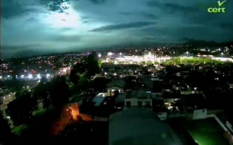 VIDEO Atemoriza a habitantes extraña luz en cielo de Colima