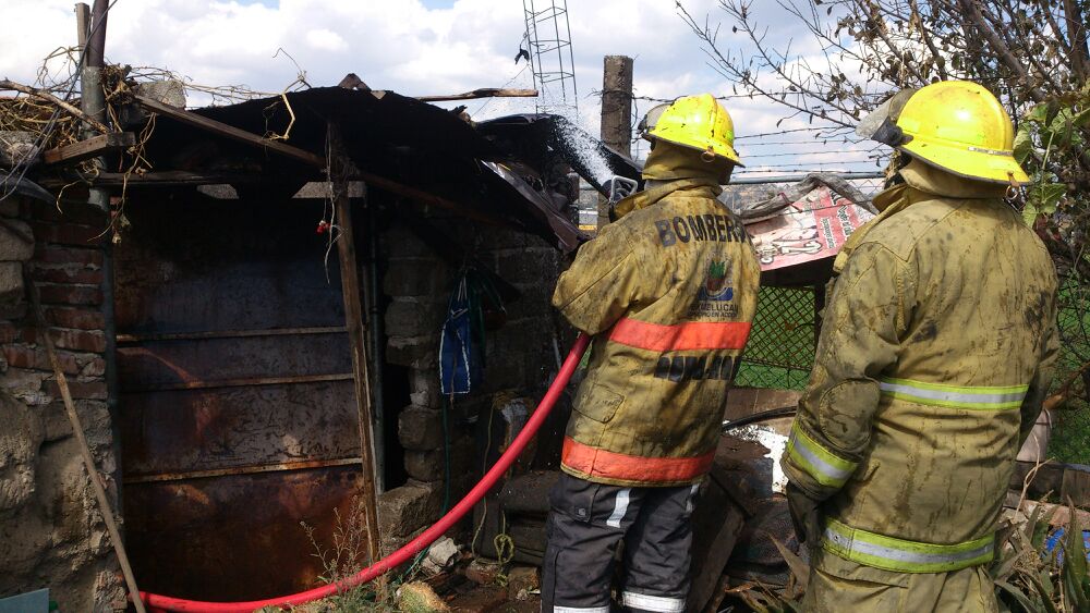 Rescatan policías a menor de vivienda en llamas en Tlalalancaleca