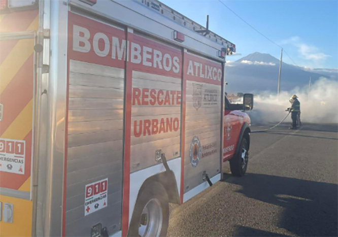 Se calcina camioneta en carretera federal Atlixco-Puebla