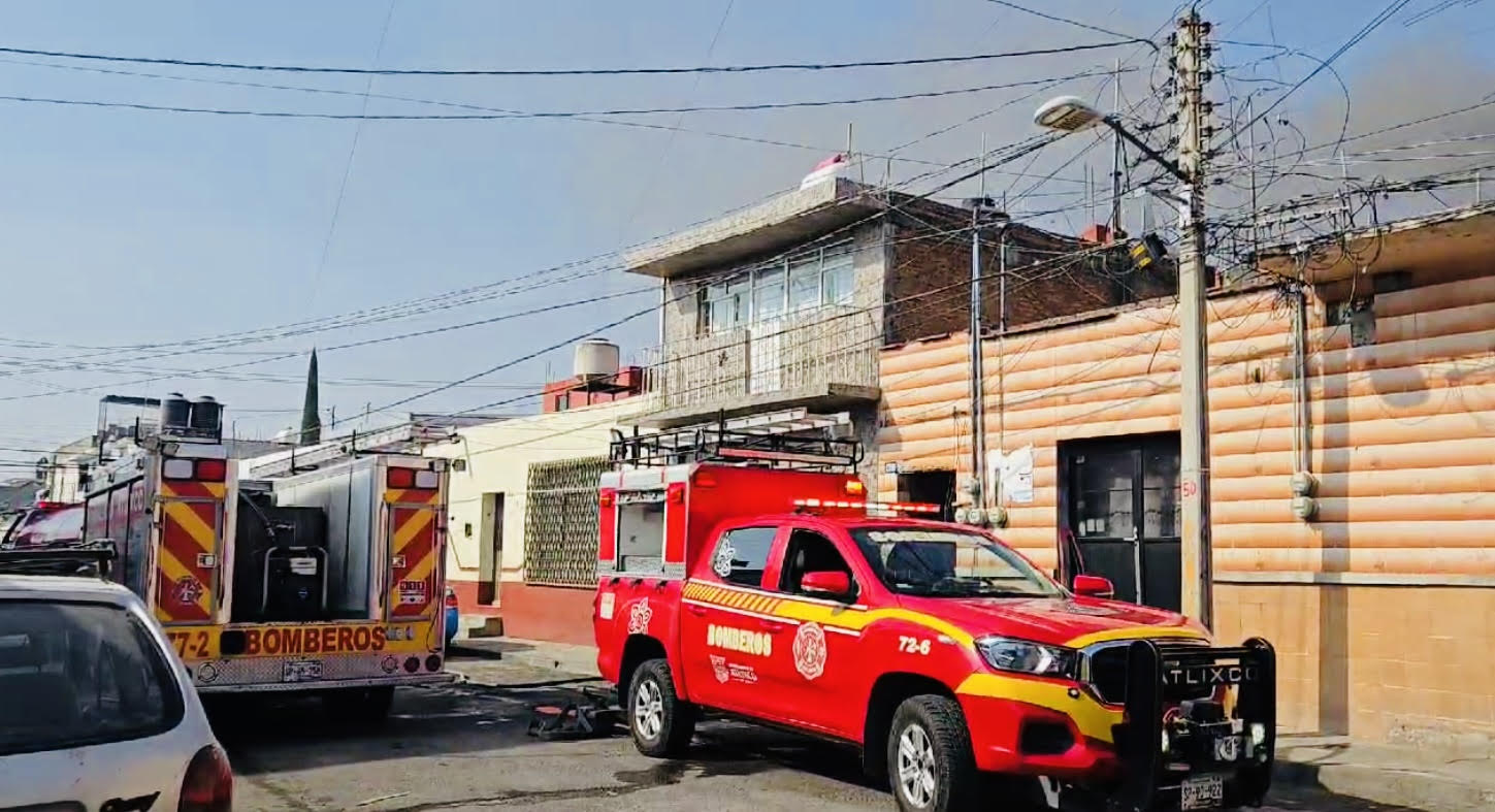 Deja veladora prendida y se quema parte de su casa en Atlixco