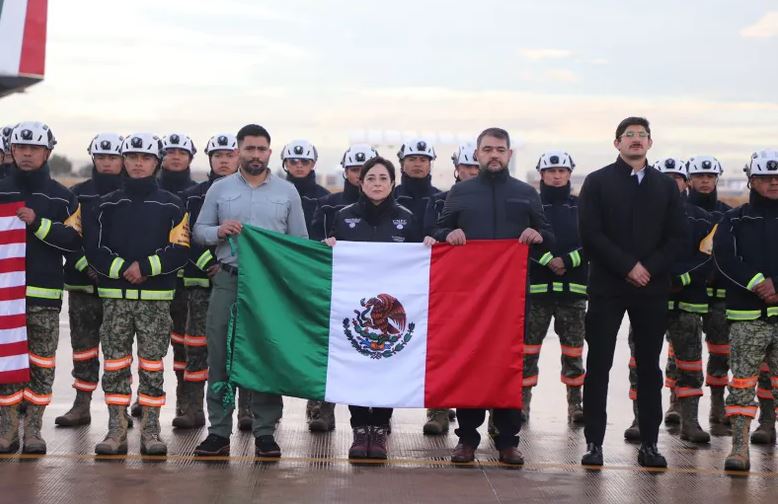 Bomberos mexicanos llegan a Los Ángeles para ayudar con incendios forestales