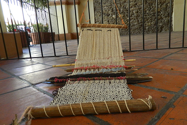 Buscan rescatar bordados tradicionales de San Gabriel Chilac