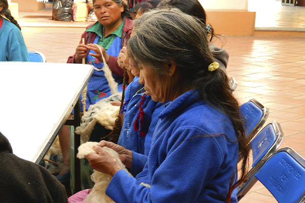 Buscan rescatar bordados tradicionales de San Gabriel Chilac