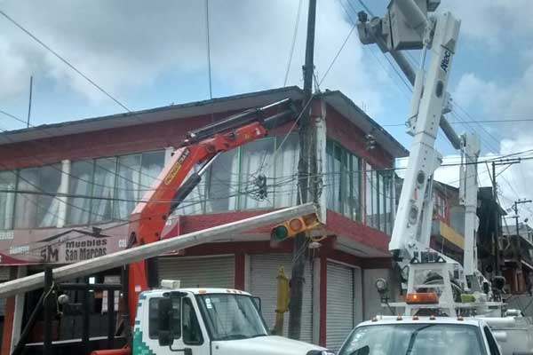 Auto choca contra poste y deja sin energía a cientos en Huauchinango