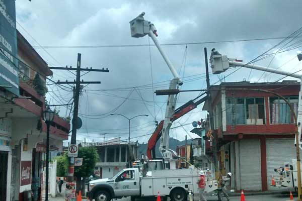 Auto choca contra poste y deja sin energía a cientos en Huauchinango