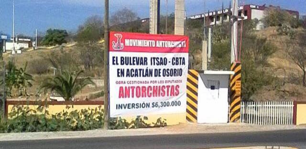 Antorchistas marchan por desperfectos en obra de Acatlán