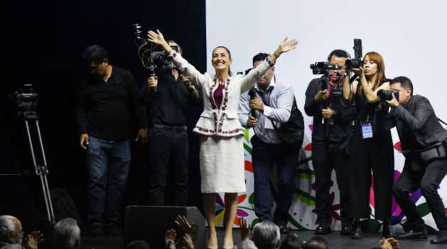 Claudia, la A se las debían a ustedes las mujeres desde el siglo XV por lo menos