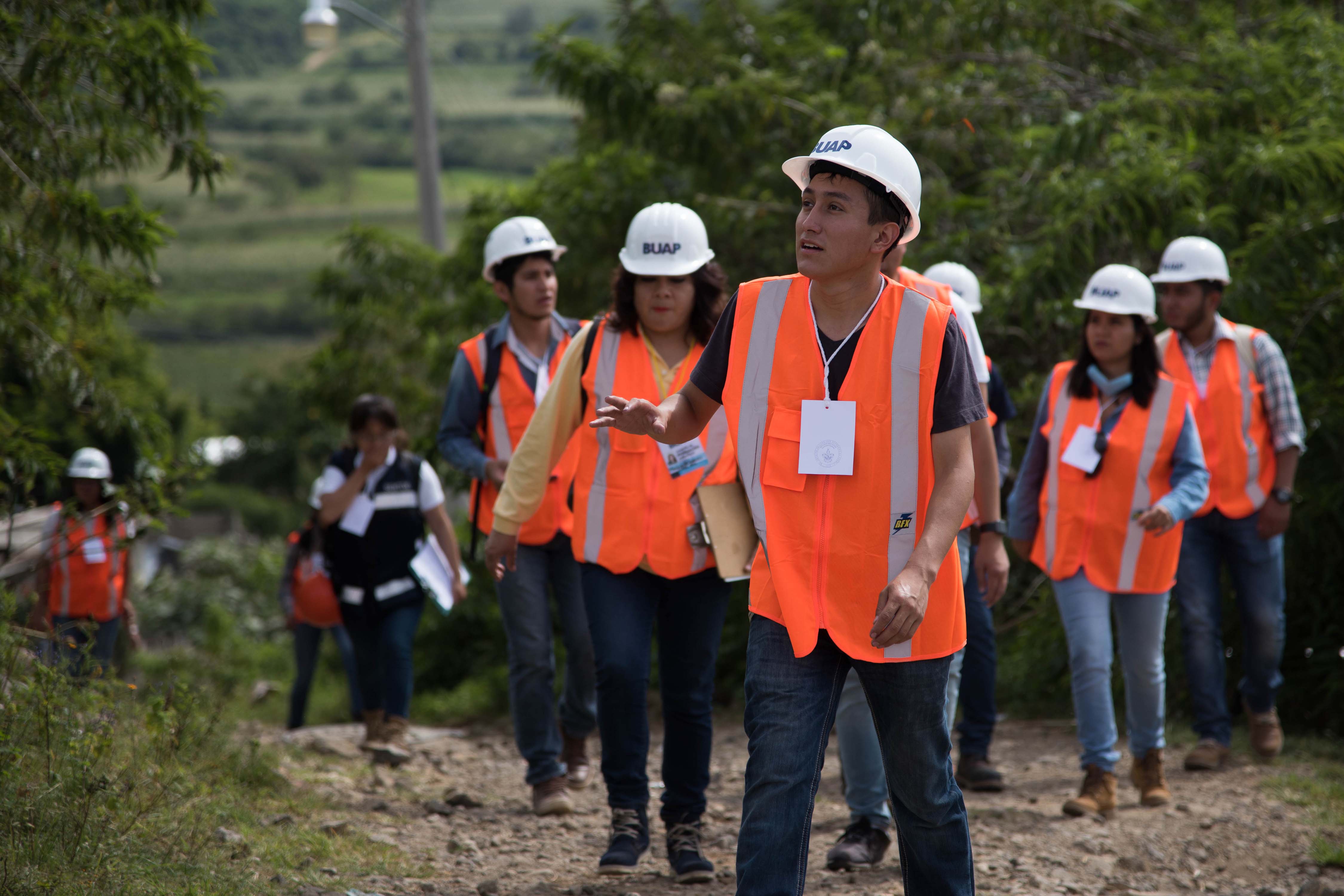 Estudiantes de la BUAP valoran inmuebles en Xochiteopan