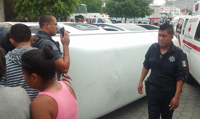 Diez heridos deja choque de camioneta y transporte público de Tehuacán