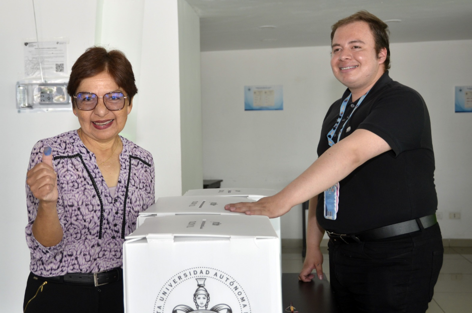 La Rectora de la BUAP, María Lilia Cedillo, emite su voto