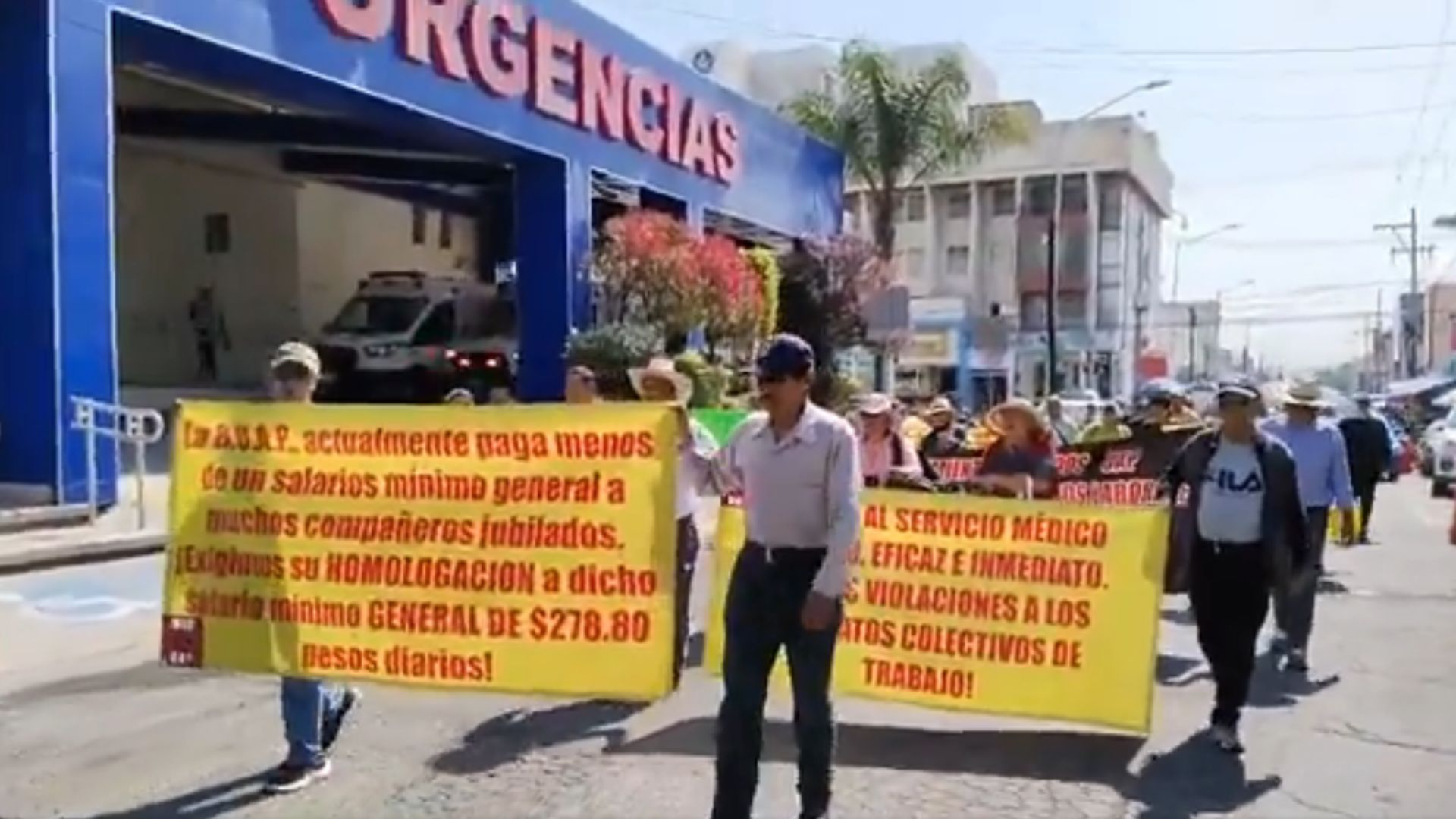¡Hay bloqueo en la 25 Poniente! Jubilados BUAP exigen cumplir acuerdos 
