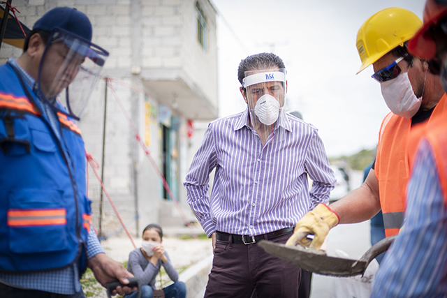 En comunidades vulnerables, el rector Alfonso Esparza apoya el autoempleo