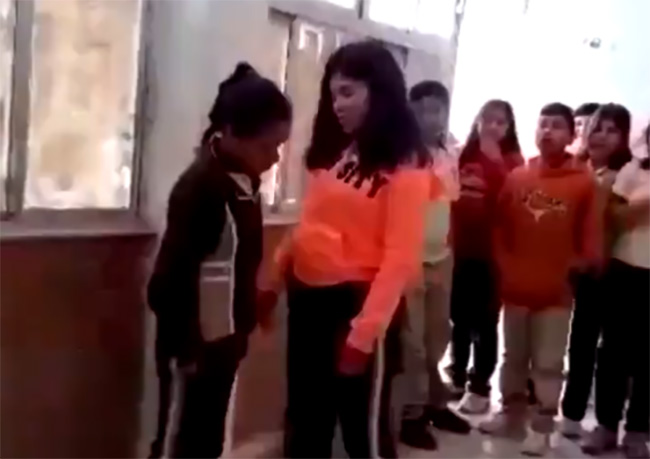 VIDEO Le hacen bullying  y golpean a niña en Coahuila y director se ríe