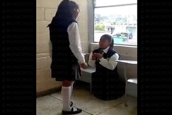Bullying en Huauchinango; arrodillan a alumna para pedir perdón