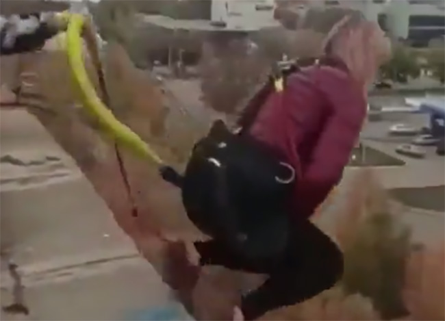 VIDEO Mujer se avienta del bungee y muere tras fallar cuerda de protección