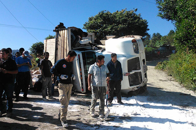 Choque entre tráiler y combi deja 10 heridos en Zacatlán