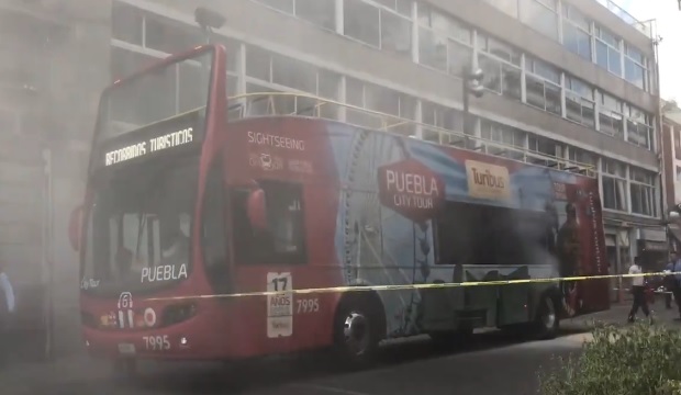 Se incendia Turibus en pleno zócalo de Puebla