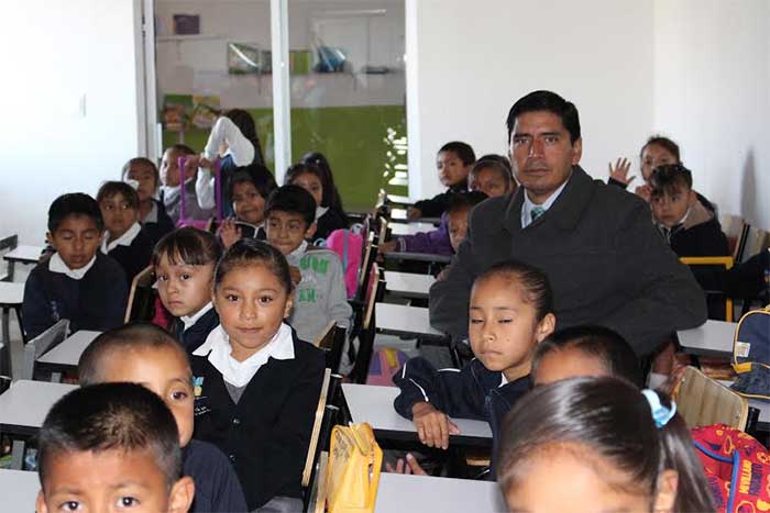 Primaria recibe mobiliario donado por Ayuntamiento de Huejotzingo