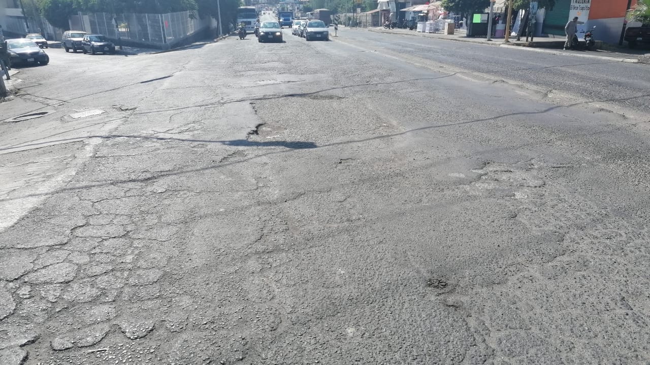 Transportistas denuncian enormes baches en Eje Poniente de Izúcar 