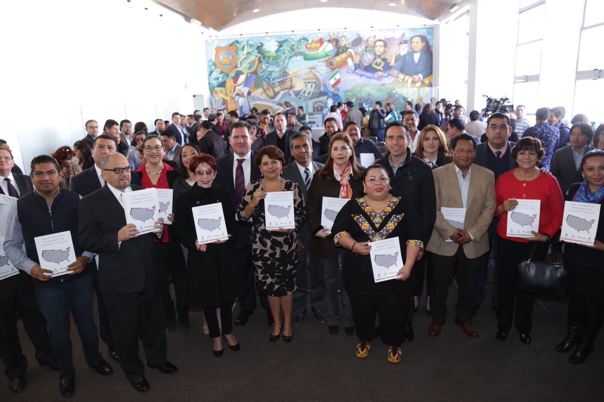 Presentan libro Los Migrantes Poblanos en Estados Unidos