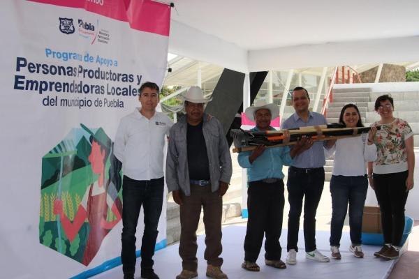 Ayuntamiento de Puebla entrega apoyo a productores del campo