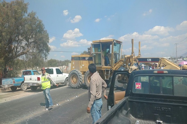 Vecinos de Tlaixpan bloquean obras en carretera Cañada-Tecamachalco