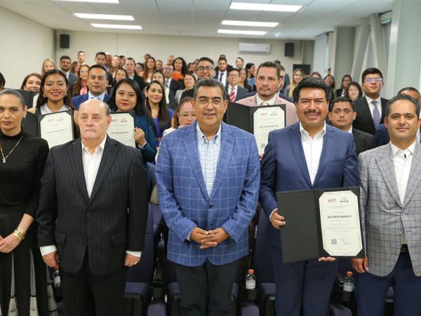 Preside Céspedes ceremonia de entrega de reconocimientos a graduados del IAP