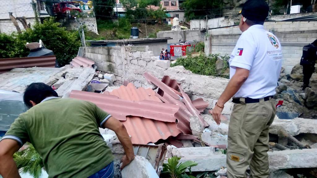 Mueren 3 personas tras derrumbe en Cuernavaca