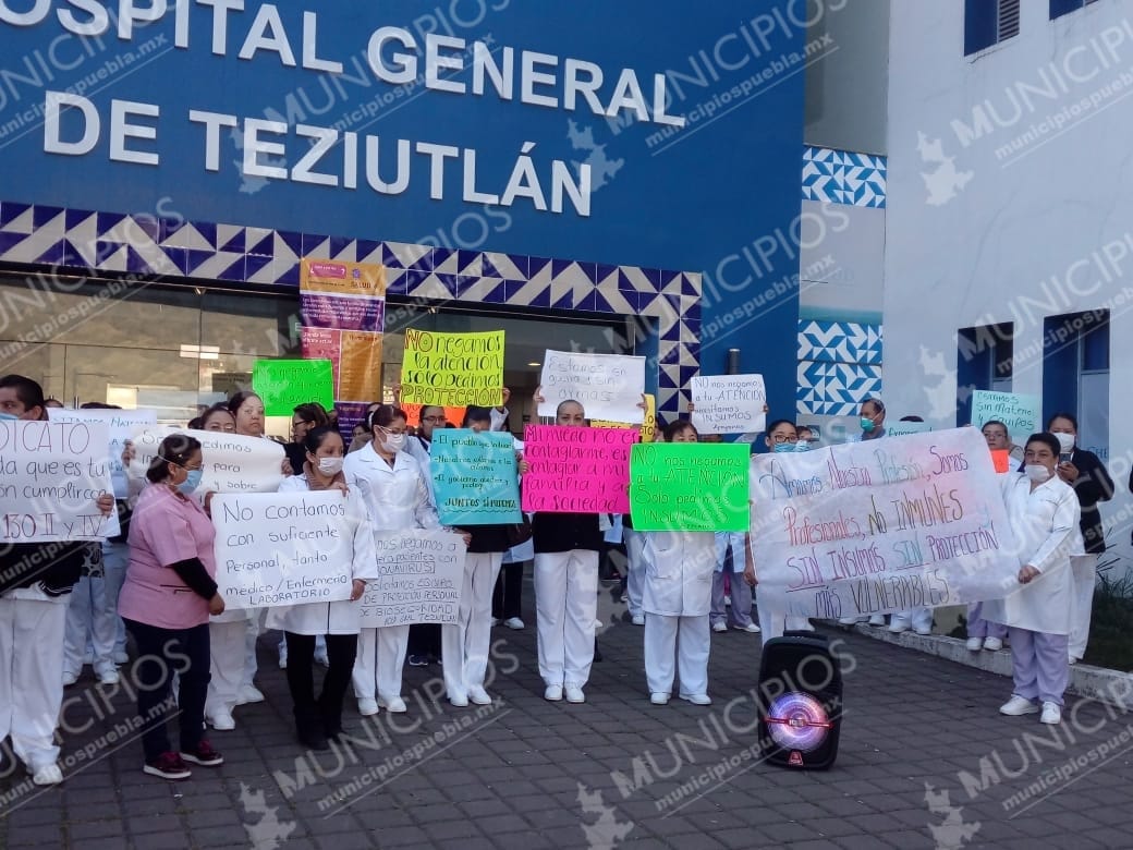 Médicos y enfermeras protestan en Teziutlán por falta de insumos