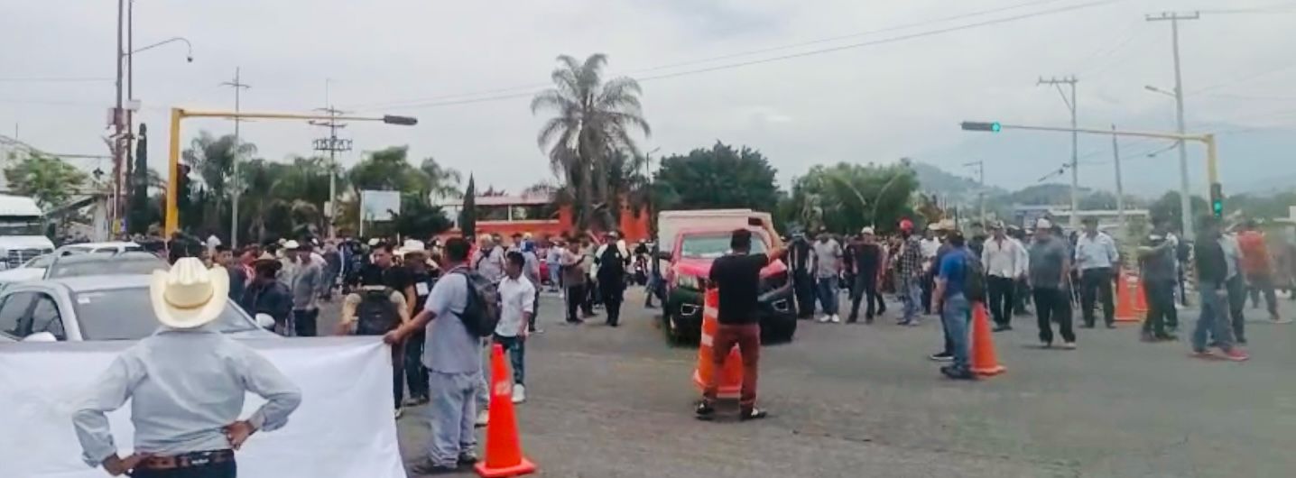 Caos en Atlixco; artesanos de Veracruz bloquean corredor gastronómico