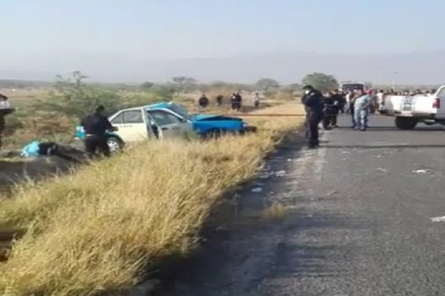 Choque entre taxi y camioneta deja tres muertos y cinco heridos, en Miahuatlán
