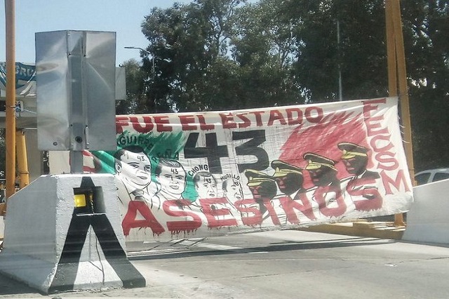 Normalistas de Tlaxcala toman caseta de Amozoc en apoyo a Ayotzinapa