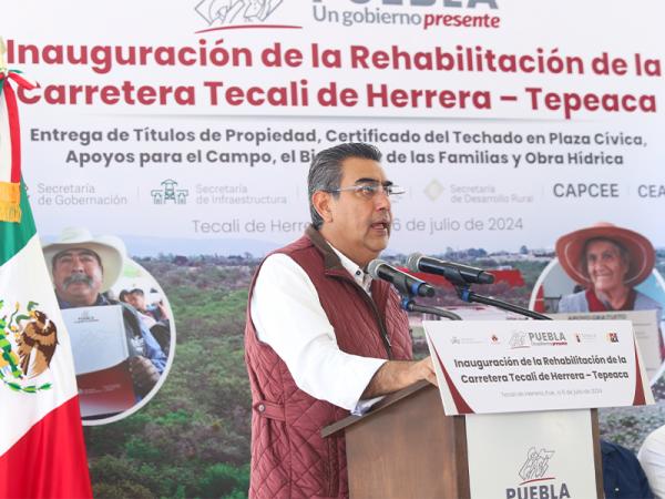 Sergio Salomón inaugura rehabilitación de la carretera Tecali-Tepeaca 