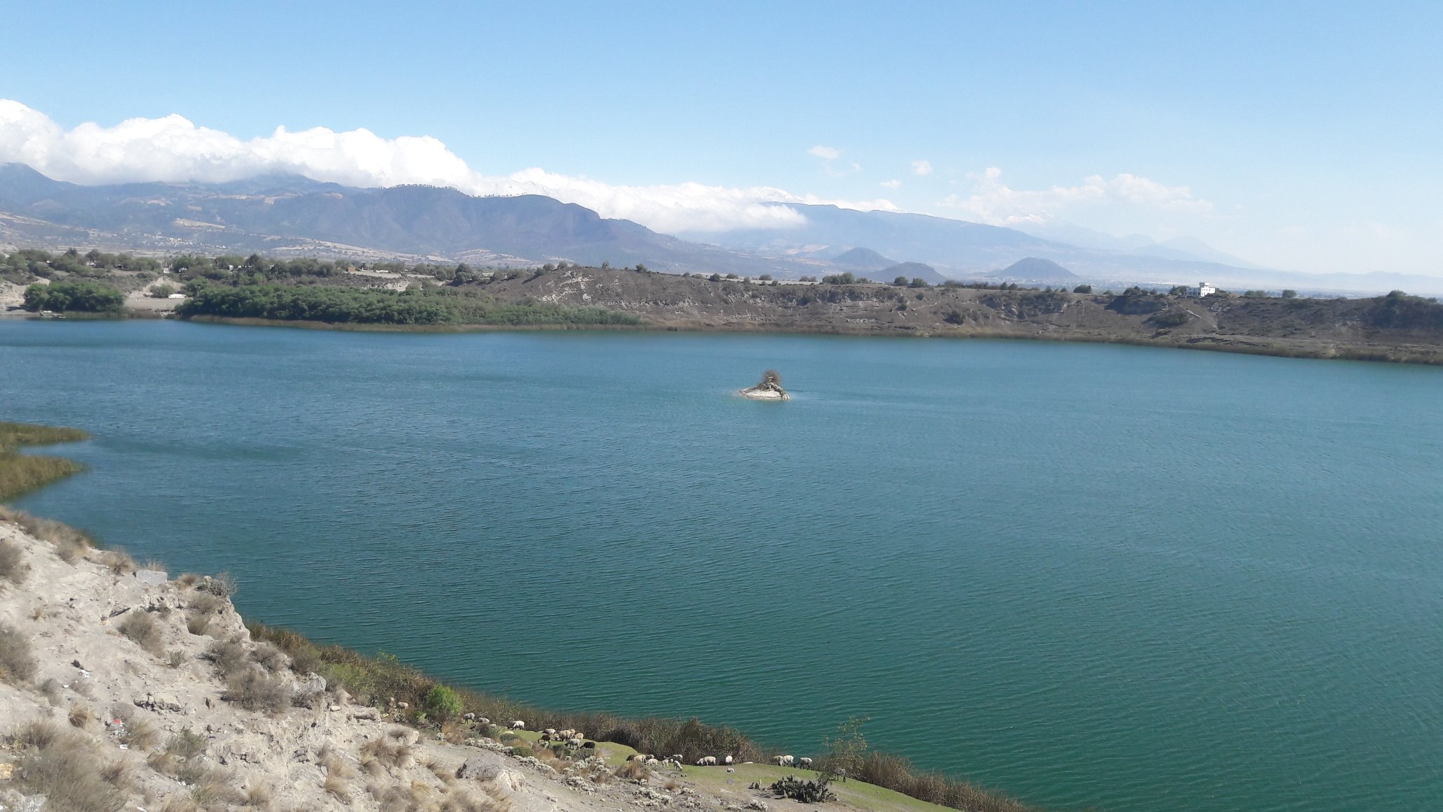 Lagunas dentro de cráteres volcánicos en Puebla