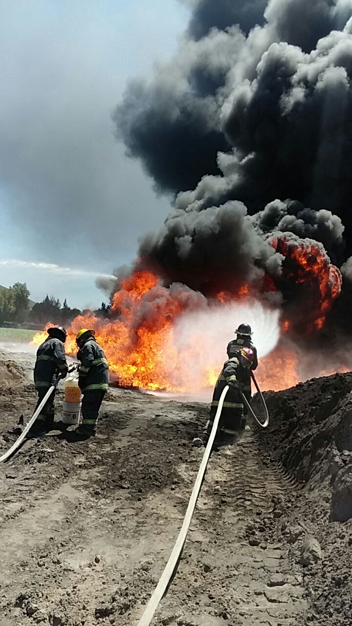 Arde ducto de Pemex por toma clandestina en Quecholac