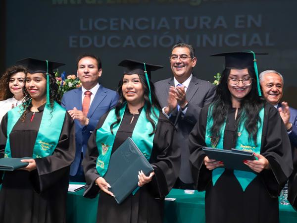 Sergio Salomón asiste a graduación generación 2020-2024 del BINE