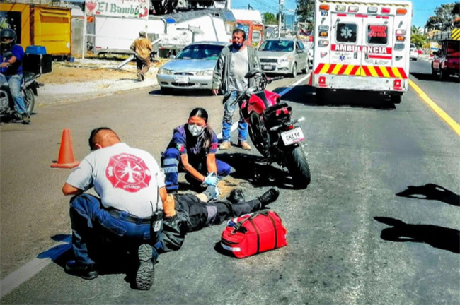 Motociclista se atora con cable de Telmex y termina con fractura de  tibia y peroné