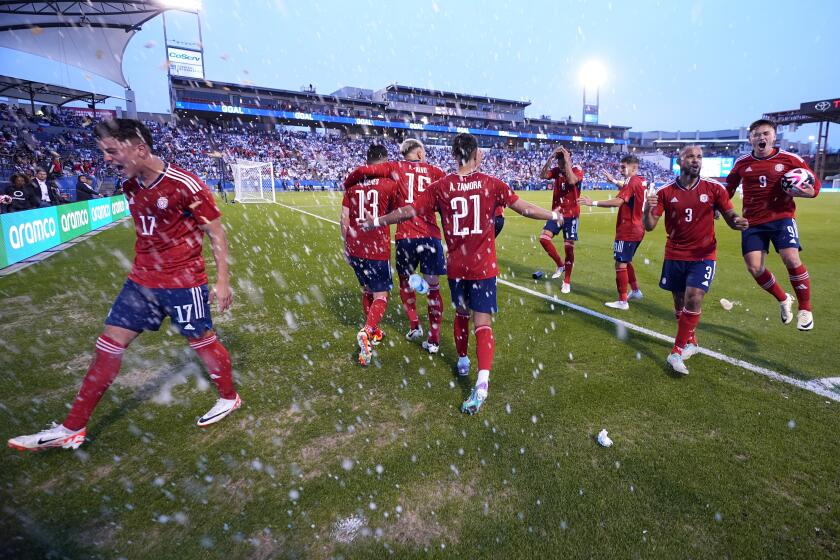 Por amenaza de bomba evacuan estadio durante partido en Ecuador