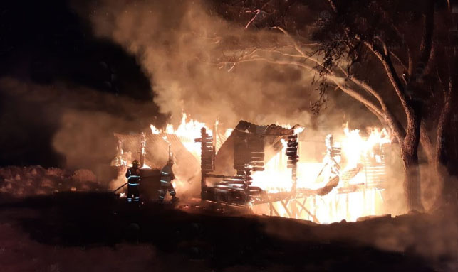 Fuego consume cabaña en Texmelucan