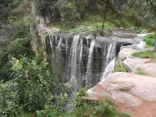 Turista pierde la vida paseando con su familia en cascada de Zacatlán