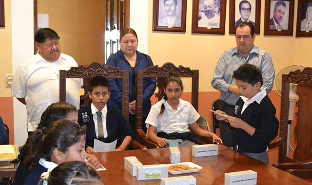 Por un día, niños de Izúcar emulan ser regidores del Ayuntamiento