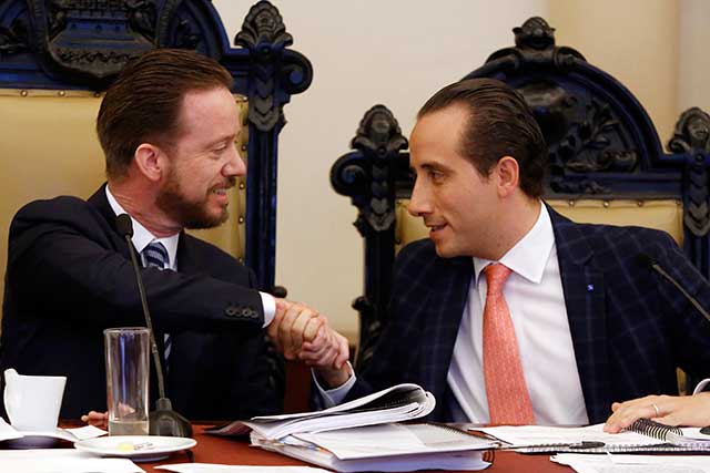 Por invitación de Gali, deja Mario Riestra el ayuntamiento