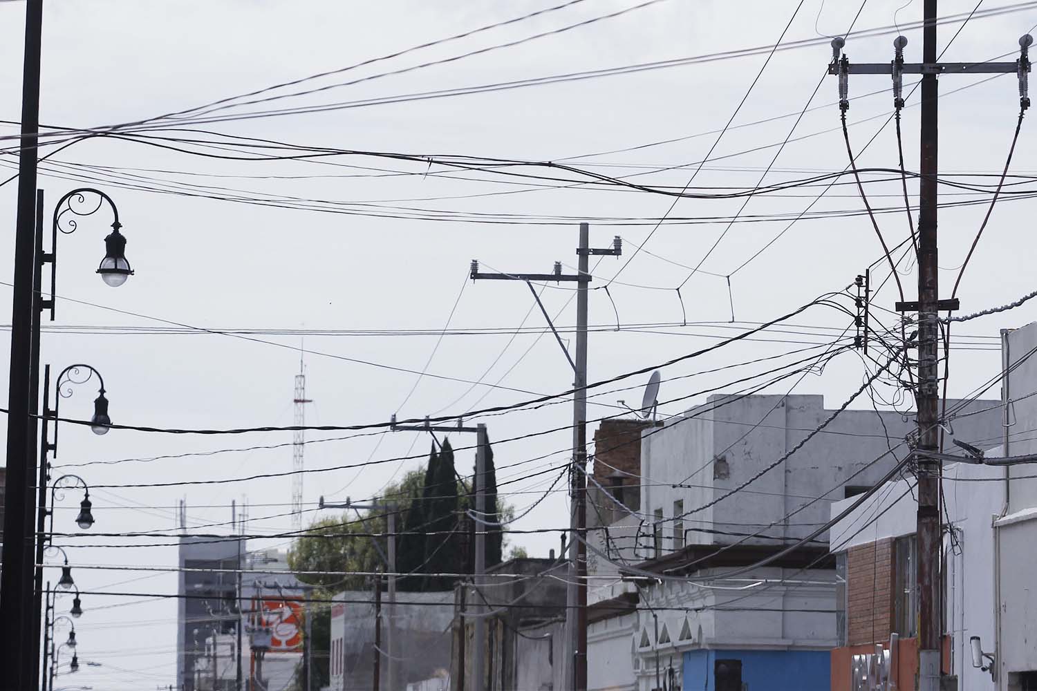 Telmex, Total Play y Megacable tendrán que retirar cableado que dejan en vía pública