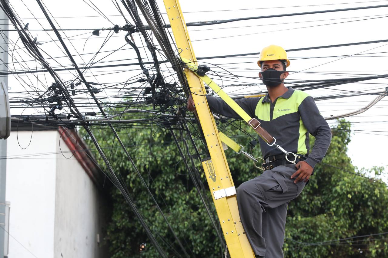 En dos días reordenan 20 mil metros de líneas telefónicas en Puebla capital